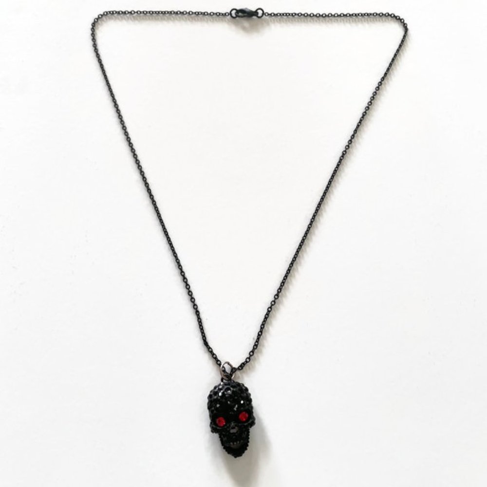 Black necklace with chattering teeth 🗃️